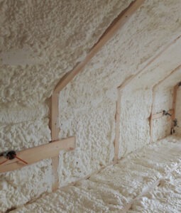 podkrovní stěna pokryta izolační vrstvou s dřevěnými podpěrami