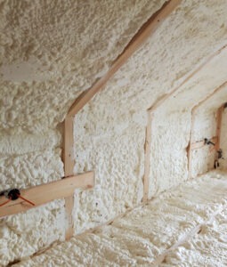 stěna v podkrovním prostoru pokryta izolačním materiálem