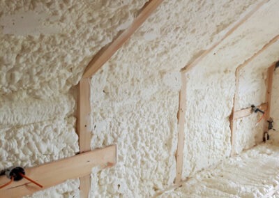 stěna v podkrovním prostoru pokryta izolačním materiálem