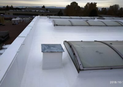 vrstva izolačního materiálu na ploché střeše s vypouklými střešními okny