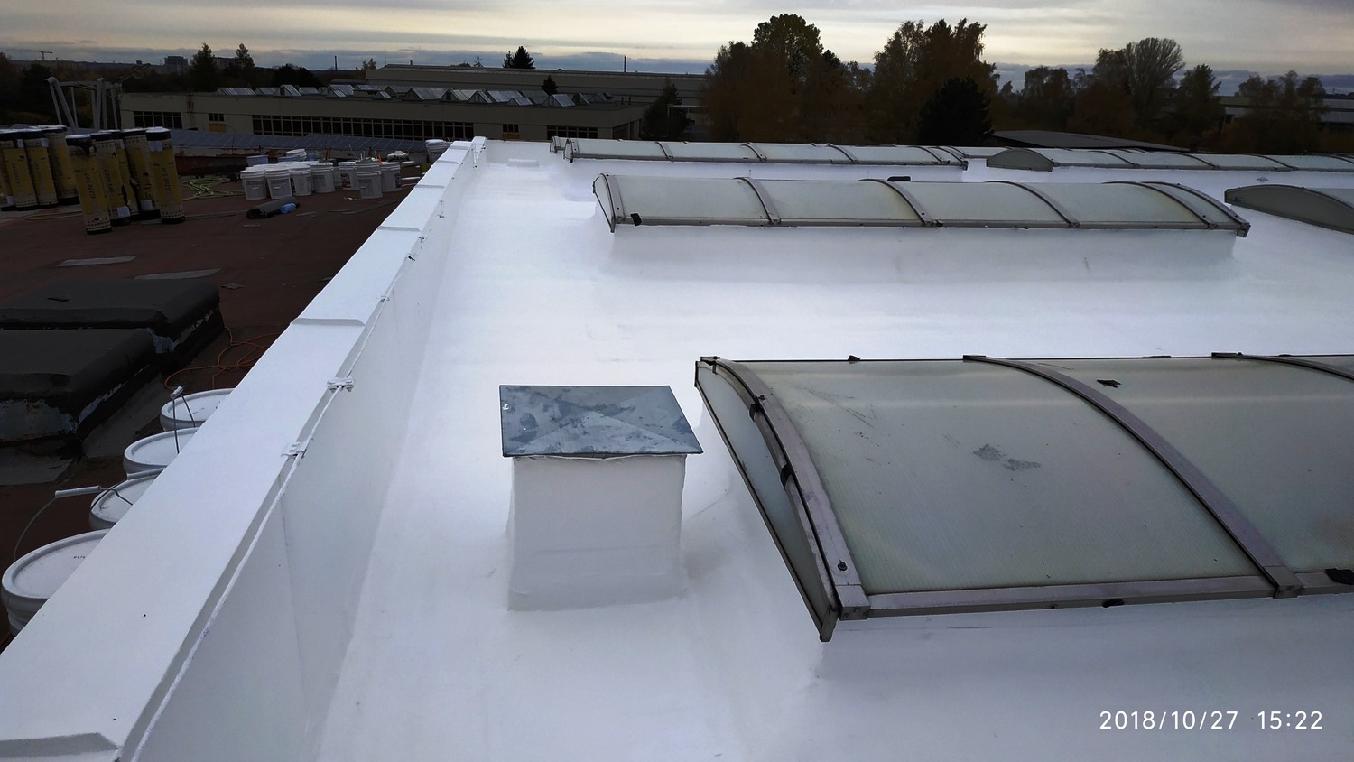 vrstva izolačního materiálu na ploché střeše s vypouklými střešními okny