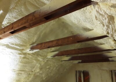 strop v podkrovním prostoru pokrytý izolačním materiálem