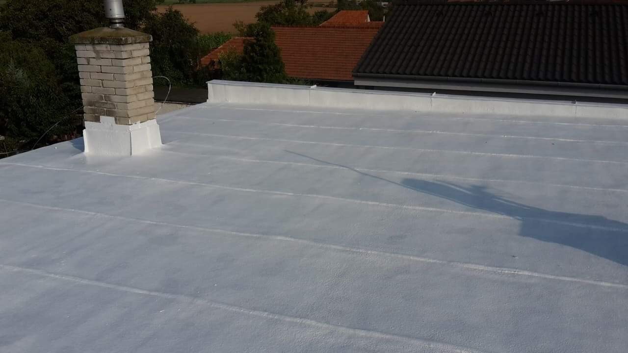vrstva izolačního materiálu na ploché střeše