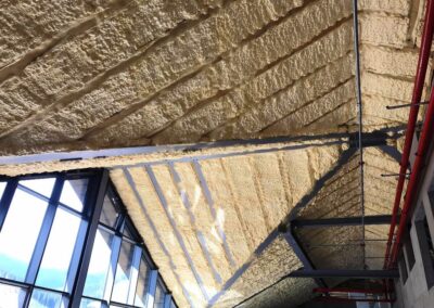 strop v prostoru pod pultovou střechou s nánosem izolačního materiálu