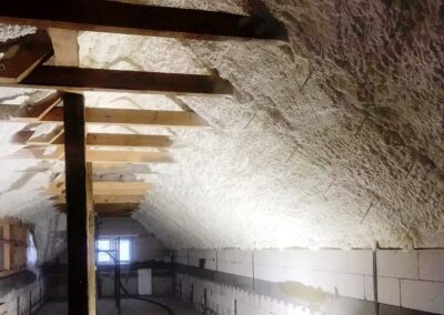 strop v prostoru pod pultovou střechou s nánosem izolačního materiálu