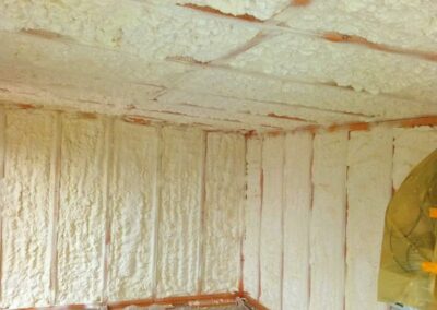 místnost se stěnami a stropem pokrytými izolačním materiálem