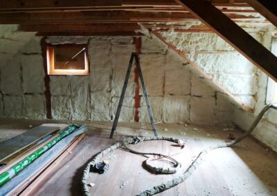 místnost se stěnami a stropem pokrytými izolačním materiálem