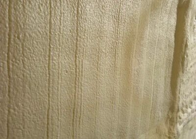 nános izolačního materiálu na plechové stěně