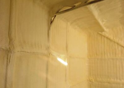 nános izolačního materiálu na plechové stěně a stropu
