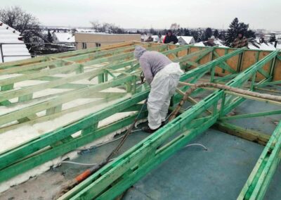 Zateplení stropu stříkanou polyuretanovou izolací. Po plikaci pěnové izolace bude provedena montáž pultové střechy.